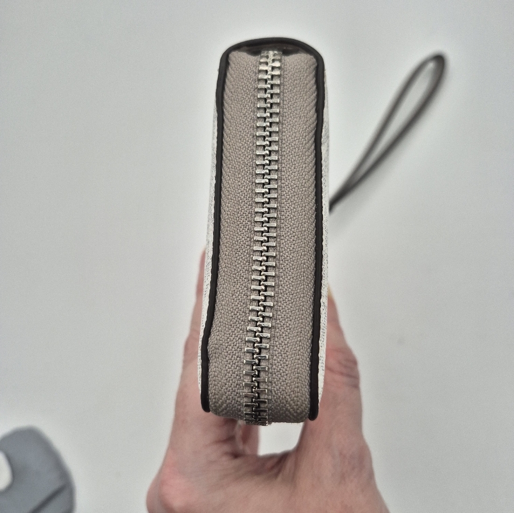 Michael Kors Jet Set Travel Large Wallet - Picture 6 of 8